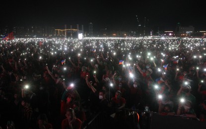 <div class="caption">
<p><strong>LIGHTS UP.</strong> Using their mobile phones, supporters of UniTeam candidates Ferdinand “Bongbong” Marcos Jr. and Sara Duterte illuminate the Solaire open field in Parañaque City during a miting de avance on Saturday (May 7, 2022). The event was the culmination of a three-day series after Iloilo on May 3 and Davao del Norte on May 5.<em> (PNA photo by Avito Dalan)</em></p>
</div>