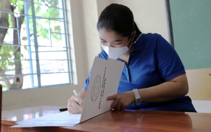 <p><strong>SHADING THE BALLOT</strong>. Marjorie Ann Teodoro fills up her ballot at the San Roque Elementary School in Marikina City on Monday (May 9, 2022). Teodoro is running for a congressional seat in the city’s District 1, which was vacated by Bayani Fernando who is running for Marikina mayor. <em>(PNA photo by Joey O. Razon)</em></p>