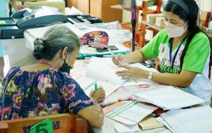 <p><strong>HIGHER COMPENSATION.</strong> A teacher assists an elderly voter at a polling precinct inside the Sto Niño Elementary School in Barangay 176, Bagong Silang-Kanan, Caloocan City on May 9, 2022. Senate Minority Leader Aquilino Pimentel III on Tuesday (Oct. 15, 2024) expressed strong support for proposals to increase the compensation for teachers and poll workers serving in the coming 2025 midterm elections. <em>(PNA photo by Ben Briones)</em></p>