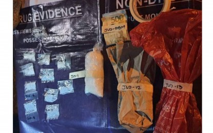 <p><strong>DRUG HAUL</strong>. Joint police operatives seize PHP1.054 million worth of suspected shabu from a woman during a buy-bust along 17th Street in Barangay 5, Bacolod City on Sunday night (May 8, 2022). The suspect was arrested and identified as Liza “Inday” Lausa, 54, a resident of Fiesta Homes, Barangay Sum-ag in the city.<em> (Photo courtesy of Bacolod City Police Office)</em></p>