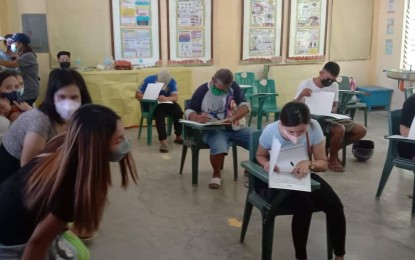 <p><strong>CASTING OF VOTES.</strong> Bulakenyos in Pandi town cast their votes as early as 6 a.m. on Monday (May 9, 2022). Based on the report of the Bulacan Police Provincial Office, as of 2 p.m., 15 vote-counting machines out of the total 2,878 across the province malfunctioned but were immediately replaced. <em>(Photo by Manny Balbin)</em></p>
