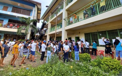 <p><strong>PEACEFUL POLLS.</strong> Voters wait for their turn to be allowed inside the clustered precinct at the San Nicolas Elementary School in Cebu City on Monday (May 9, 2022). Police Regional Office-7 deputy director for operations Col. Noel Flores said the conduct of the national and local elections in Central Visayas has been generally peaceful, although there were some incidents as well as malfunctioned vote counting machines. <em>(PNA photo by John Rey Saavedra)</em></p>
