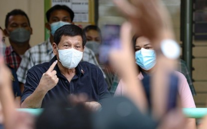 <p><strong>ENDORSEMENT.</strong> President Rodrigo Roa Duterte shows the indelible ink on his finger after casting his vote for the 2022 National and Local Elections at the Daniel R. Aguinaldo National High School in Davao City on Monday (May 9, 2022). Political analyst Froilan Calilung said Duterte’s decision not to endorse any presidential aspirant turned to the advantage of candidate Ferdinand “Bongbong” Marcos Jr. <em>(Presidential photo by Toto Lozano)</em></p>