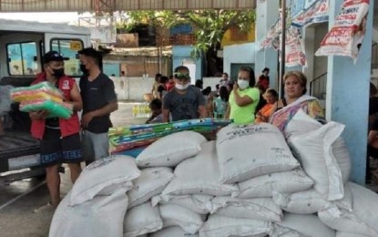 <p><strong>ASSISTANCE</strong>. The City Social Welfare and Development Office extends food and non-food items to families affected by the fire in Barangay Rizal in La Paz district on Monday (May 9, 2022). The fire left an estimated damage of over PHP1 million, according to the report of the Bureau of Fire Protection.<em> (Photo courtesy of Iloilo City Government FB page)</em></p>