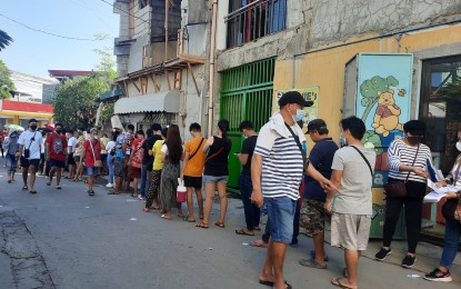 <p><strong>LONG QUEUES</strong>. Voters keep the line going to the voting site in Pantoc Elementary School during the national and local elections Monday (May 9, 2022). The number of persons in the voting center is limited as voters observe minimum health protocols amid the coronavirus disease 2019 (Covid-19). <em>(PNA photo by Kris Crismundo)</em></p>