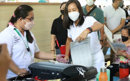 <p><strong>FINAL JOURNEY.</strong> Quezon City Mayor Joy Belmonte, who is seeking reelection, feeds her ballot into a vote-counting machine at Christ the King Seminary covered court, Quezon City on Monday (May 9, 2022). The machines will be replaced by new ones in the 2025 midterm polls. <em>(PNA photo by Robert Oswald P. Alfiler)</em></p>