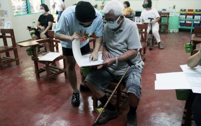 <p><strong>EARLY VOTING</strong>. An elderly casts his vote in the May 9, 2022 national elections. Cagayan de Oro City (2nd District) Rep. Rufus Rodriguez on Thursday (June 15, 2023) urged the Senate to pass the Early Voting Bill ahead of the barangay and Sangguniang Kabataan elections on Oct. 30 this year. <em>(PNA file photo)</em></p>