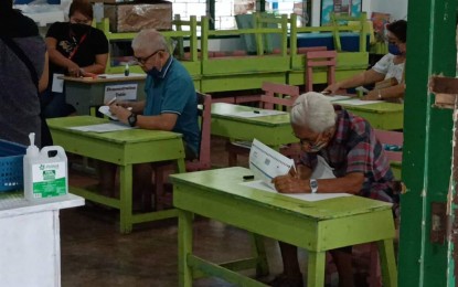 <p><strong>CASTING OF VOTES</strong>. Voting inside the San Jose Central School in Tacloban City on Monday (May 9, 2022). Philippine National Police Eastern Visayas regional director Brig. Gen. Bernard Banac said there were no untoward incidents reported in the region's 4,390 villages. <em>(PNA photo by Roel Amazona)</em></p>