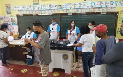 <p><strong>VOTING</strong>. Voters waiting for their turn to scan their ballot in a vote-counting machine in Maasin City, Southern Leyte on Monday (May 9, 2022). At least 74 villages in Southern Leyte are using standby generators to ensure uninterrupted voting in communities hit by Typhoon Odette. <em>(Photo courtesy of Dahlia Orit)</em></p>