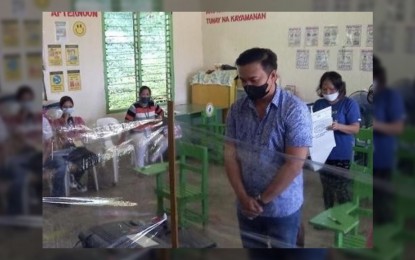 <p><strong>SPEAKER’S VOTE.</strong> House of Representatives Speaker Lord Allan Velasco casts his ballot at the Poctoy Elementary School in Torrijos, Marinduque on Monday (May 9, 2022). Velasco is running unopposed for his third and last consecutive term as Marinduque’s lone district representative.<em> (Contributed photo)</em></p>