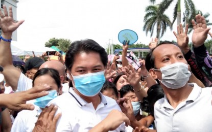 <p><strong>MAYOR-ELECT</strong>. Former Negros Occidental third district Rep. Alfredo Benitez (center) gets mobbed by supporters outside the Bacolod City Government Center after he was proclaimed the new city mayor on Tuesday (May 10, 2022). Benitez, who campaigned on a platform of change, defeated long-time mayor Evelio Leonardia. <em>(Photo courtesy of Archie Rey Alipalo)</em></p>