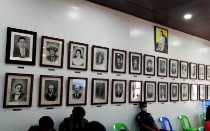 <p><strong>ABRA HISTORY.</strong> Framed photos of Abra's governors, past and present, line the walls at the provincial capitol in Bangued on Tuesday (May 10, 2022). Records from as far back as 1922 show that connection between the Valera, Bersamin, Paredes, Seares, Puruganan clans and present-day officials of the province. <em>(PNA photo by Liza T. Agoot)</em></p>