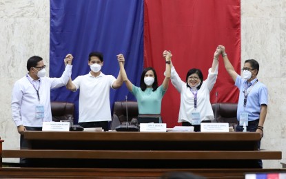 <p><strong>REELECTED.</strong> The Quezon City Board of Canvassers proclaims reelected Mayor Joy Belmonte (center) on Tuesday evening (May 10, 2022). Belmonte got 662,661 votes in the May 9 polls, beating Anakalusugan Party-list congressman Mike Defensor who garnered 419,064 votes.<em> (PNA photo by Robert Oswald Alfiler)</em></p>
