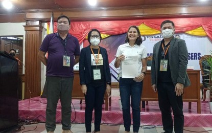 <p><strong>NEW LEGAZPI MAYOR.</strong> The Legazpi City Board of Canvassers proclaims the new mayor, Geraldine Rosal (in white), at the Ibalong Centrum for Recreation inside the City Hall compound on Tuesday (May 10, 2022). Rosal garnered 57,687 votes against her rival Lawyer Alfredo Garbin who got 57,137 votes, showing a slim margin of 550 votes. <em>(Photo by Emmanuel Solis)</em></p>