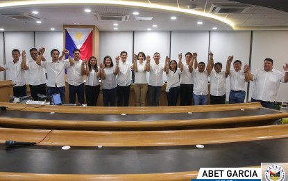 <p><strong>WINNERS ALL.</strong> The newly-elected officials in Bataan raise their hands together after being proclaimed by the Provincial Board of Canvassers on Wednesday (May 11, 2022). The 1 Bataan team of the Garcia clan has remained the overall and overwhelming winners in the May 9 polls. <em>(Photo courtesy of the Provincial Government of Bataan)</em></p>