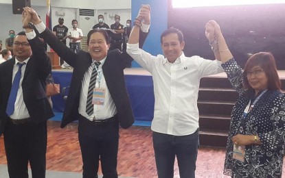 <p><strong>PROCLAIMED</strong>. Incumbent Bulacan Governor Daniel R. Fernando (2nd from right) is proclaimed winner in the last elections by the Bulacan Provincial Board of Canvassers on Tuesday night (May 10, 2022) in the City of Malolos. Fernando won with an overwhelming lead over his closest opponent, Vice Governor Wilhelmino Sy-Alvarado.<em> (Photo by Manny Balbin)</em></p>