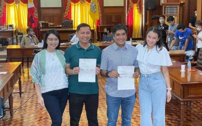 <p><strong>PROCLAMATION.</strong> Pangasinan governor-elect Ramon Guico III (2nd from right) and vice governor-elect Mark Lambino (2nd from left) with their respective wives pose before photographers during the proclamation by the Commission on Elections on Wednesday (May 11, 2022). Guico won against incumbent governor Amado Espino III with 800,000 votes. <em>(Photo courtesy of PIA Pangasinan)</em></p>