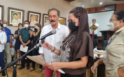 <p><strong>PROCLAIMED</strong>. Capiz Provincial Election Supervisor lawyer Salud Milagros Villanueva reads the certificate of canvass of votes and proclamation of Capiz (2nd District) Rep. Fredenil “Oto” Castro who won the gubernatorial race over his opponent, incumbent Governor Esteban Evan Contreras, on Wednesday (May 11, 2022). Villanueva said voter turnout in Capiz reached as high as 87 percent.<em> (Photo courtesy of Atty. Salud Milagros Villanueva)</em></p>