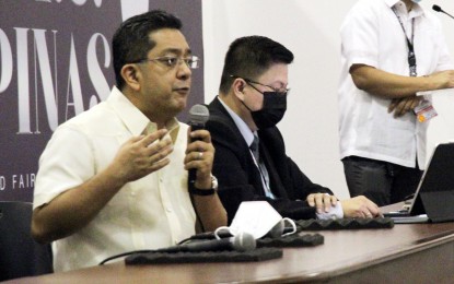 <p><strong>KONTRA FAKE NEWS</strong>. Comelec Commissioner George Garcia (left) and spokesperson John Rex Laudiangco lead the press briefing of the National Board of Canvassers for the 2022 national and local elections at the PICC Forum Tent in Pasay City on Wednesday (May 11, 2022). The officials urged the public to refrain from peddling fake information online regarding the 2022 elections as it is punishable by the law.<em> (PNA photo by Rico H. Borja)</em></p>