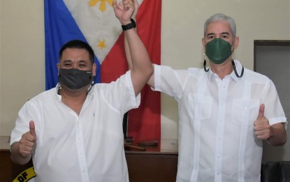 <p><strong>REELECTED</strong>. Negros Occidental Governor Eugenio Jose Lacson (right) and Vice Governor Jeffrey Ferrer are proclaimed winners by the Provincial Board of Canvassers at the Capitol’s Provincial Board session hall in Bacolod City on Wednesday (May 11, 2022). Both secured fresh mandates for a second term during the May 9 elections. <em>(Photo courtesy of PIO Negros Occidental)</em></p>