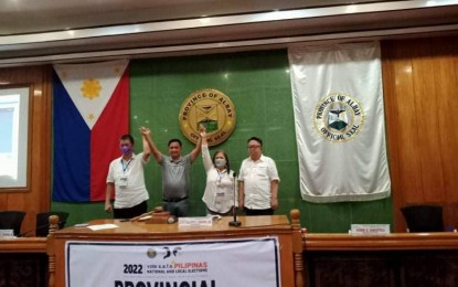 <p><strong>NEW ALBAY GOVERNOR</strong>. Legazpi City Mayor Noel Rosal (second from left) is proclaimed as the new governor of Albay province on Tuesday (May 10, 2022). He won by a huge margin over incumbent Governor Al Francis Bichara. <em>(Photo by Emmanuel Solis)</em></p>