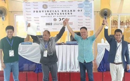 <p><strong>DECLARED POLL WINNERS.</strong> Officials of the Commission on Elections Dinagat Islands province proclaim governor-elect Nilo Demerey Jr. (2nd from right) as the winner in Monday's elections. Demerey defeated incumbent Governor Arlene 'Kaka' Bag-ao. <em>(Photo courtesy of Nilo Demerey Jr.’s Facebook Page)</em></p>