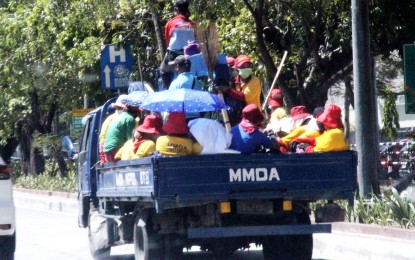 <p><strong>OPERATION BAKLAS.</strong> The Metropolitan Manila Development Authority (MMDA) workers use a truck to collect election paraphernalia and other materials on Thursday (May 12, 2022). The MMDA collected 254 tons of election junk to be recycled into ecobricks and ecobags in the last two days.<em> (PNA photo by Rico H. Borja)</em></p>