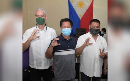<p><strong>CHANGE IN BACOLOD</strong>. Bacolod City mayor-elect Alfredo Benitez (center) flashes the “C” sign with Negros Occidental Governor Eugenio Jose Lacson (left) and Vice Governor Jeffrey Ferrer, signifying a change in the provincial capital after he defeated incumbent mayor Evelio Leonardia in the May 9 elections. Benitez witnessed the proclamation of the top provincial officials at the Capitol on Wednesday (May 11, 2022). <em>(Photo courtesy of PIO Negros Occidental) </em></p>