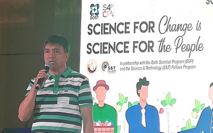 <p><strong>SHARING EXPERIENCE</strong>. Nelio Compello, a potato farmer from Buguias, Benguet, shares his experience during the Science for Change Project - North Luzon Summit of the Department of Science and Technology in Baguio City on Friday (May 13, 2022). He said his yield and income improved after using the planting material developed by the Benguet State University’s research and development unit.<em> (PNA photo by Liza T. Agoot)</em></p>