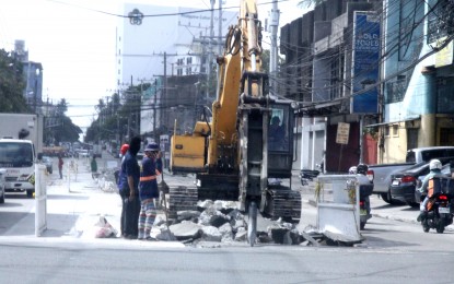 <p><strong>REPAIRS.</strong> The Department of Public Works and Highways uses a hydraulic excavator to dig up a road in Quezon City on Friday (May 13, 2022). The agency said road works are scheduled in the cities of Mandaluyong, Quezon, Caloocan and, Pasig from Friday 11 p.m. until Monday (May 16) at 5 a.m. <em>(PNA photo by Rico H. Borja)</em></p>