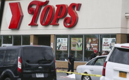 <p><strong>SENSELESS.</strong> At least 10 people were confirmed killed and three wounded by a male teen gunman at Tops Friendly Markets in Buffalo, New York on Saturday afternoon (May 14, 2022 — US time). No Filipinos were involved, according to the Philippine Consulate General in New York.<em> (Photo courtesy of KFDM News)</em></p>