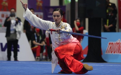 <p><strong>GOLDEN PERFORMANCE.</strong> Philippine bet Agatha Wong wins lone gold medal in wushu after ruling the women's Taijijian at Cua Giay Gymnasium in Hanoi Vietnam on Sunday (May 15, 2022). Wong also brought home silver medal in taijiquan event. <em>(Photo courtesy of PSC)</em></p>