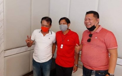 <p><strong>COOPERATION</strong>. Hamtic mayor Julius "Julie" Pacificador, Sr. (left), presumptive president Ferdinand "Bongbong" Marcos, Jr. (center) and Vice Mayor Julius "Junjun" Pacificador, Jr. (right) pose during their meeting in Iloilo City on Feb. 24, 2022. The older Pacificador, in an interview on Monday (May 16, 2022), urged Antiqueños to cooperate with the Marcos administration that garnered an overwhelming vote during the May 9 elections. <em>(PNA photo courtesy of J. A. Pacificador-Osunero)</em></p>