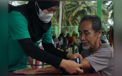 <p><strong>SPECIAL VAX DAYS.</strong> The Ministry of Health in the Bangsamoro Autonomous Region in Muslim Mindanao vaccinates some 15,328 people during the three-day Special Vaccination Days from May 11-13, 2022 in Sulu province. The figure represented 60.11 percent of the initial 25,500 target residents of the Sulu Integrated Provincial Health Office.<em> (Photo courtesy of Sulu IPHO)</em></p>