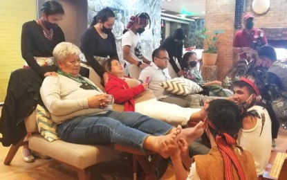 <p><strong>NATIVE MASSAGE</strong>. Guests enjoy a traditional “kolkolis” or foot massage during the re-opening of the Mt. Data Hotel in Bauko, Mountain Province on May 5, 2022. Department of Tourism-Cordillera Administrative Region Director Jovita Ganongan on Wednesday (May 18, 2022) encouraged businesses to include more of the Igorot culture in the services they offer to tourists. <em>(PNA photo by Liza T. Agoot)</em></p>