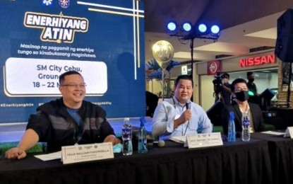 <p><strong>ENERGY CONSERVATION</strong>. PCOO Director Lawyer Tristan De Guzman (center) and Energy Undersecretary Felix William Fuentebella answer questions from the media during a press conference after launch the "#EnerhiyangAtin" information drive at the SM City Cebu on Wednesday (May 18, 2022). Fuentebella said energy conservation will not only help address environmental concerns but also the impact of the global economic downturn brought by the pandemic and the crisis between Ukraine and Russia. <em>(PNA photo by John Rey Saavedra)</em></p>
