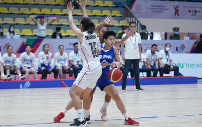 <p><strong>SECOND WIN.</strong> Afril Bernardino escapes two Thai defenders in this basketball action won by the Philippines, 97-81, in the 31st Southeast Asian Games in Hanoi, Vietnam on Wednesday (May 18, 2022). Bernardino scored 20 points for the Philippines’ second straight win. <em>(Photo courtesy of Team Philippines)</em></p>