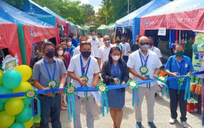<p>‘<strong>DISKWENTO’ CARAVAN</strong>. The Balik Eskwela Diskwento caravan formally opens in the Subic Freeport on Wednesday (May 18, 2022). In photo (from left to right) DTI-Zambales officer-in-charge provincial director Enrique Tacbad, SBMA labor manager Melvin Varias, Grace Ognisaban of Harbor Point Mall, SBMA deputy administrator Ruel John Cabigting, and an officer from Olongapo City Consumer First Council. This is the first physical Diskwento caravan held in Subic since the Covid-19 pandemic hit the country.<em> (Photo by Ruben Veloria)</em></p>