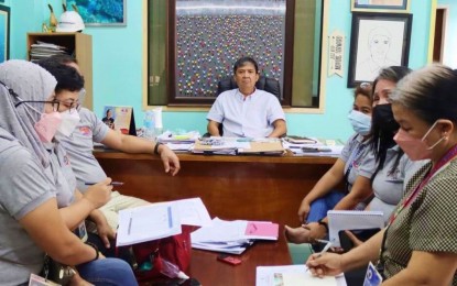 <p><strong>ANTI-DENGUE INITIATIVE.</strong> Kidapawan Mayor Joseph Evangelista (center) on Wednesday (May 18, 2022) convenes the members of the city health cluster to discuss preparations for the free tests for suspected dengue-infected individuals. Evangelista said a proposal to provide residents with financial aid is also underway. <em>(Photo courtesy of Kidapawan CIO)</em></p>