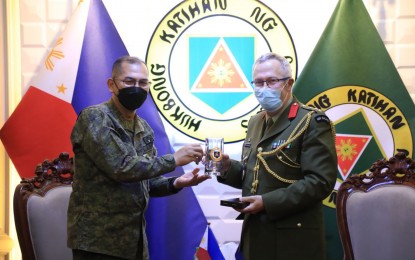 <p><strong>CLOSER TIES</strong>. Philippine Army (PA) Chief of Staff Maj. Gen. Roberto S. Capulong gives a token to New Zealand Non-Resident Attaché Col. Paul Michael Dragicevich who made a courtesy call at the PA Headquarters in Fort Bonifacio, Metro Manila on Wednesday (May 18, 2022) This is to foster closer ties between the two armies. <em>(Photo courtesy of PA) </em></p>