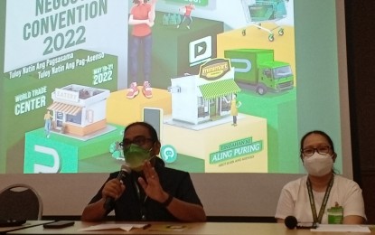 <p><strong>MICRO BUSINESS.</strong> Puregold Price Club Inc. Antonio De Los Santos (left) answers a question in a press conference at the sidelines of the Tindahan ni Aling Puring Convention at the World Trade Center in Pasay City on Thursday (May 19, 2022). He said the next administration should invest more in educating micro, small, and medium enterprises.<em> (PNA Photo by Kris Crismundo)</em></p>