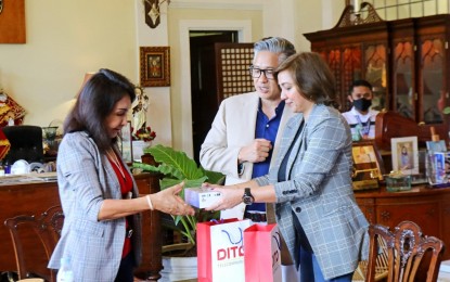 <p><strong>CONNECTIVITY</strong>. Cebu Gov. Governor Gwendolyn Garcia (left) meets with DITO Telecommunity chief administrative officer Adel Tamano on Wednesday (May 18, 2022). The country’s third telco player opened the possibility of bringing its services to Camotes islands, a famous tourist destination in the eastern seaboard of Cebu province. <em>(Contributed photo)</em></p>