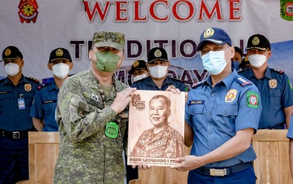 <p><strong>SECURITY COOPERATION.</strong> Army Brig. Gen. Leonardo Peña, commander of the 302nd Infantry Brigade, receives a memento from Negros Oriental provincial police director Col. Germano Mallari during the May 16, 2022 flag-raising ceremony at the Negros Oriental Provincial Police Office. The two security officials continued the joint security plan for Negros Oriental until the end of the election period on June 30, 2022. <em>(Photo courtesy of NOPPO)</em></p>
