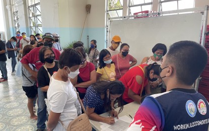 <p><strong>ENLISTMENT</strong>. Informal workers in Ilocos Norte register for the Tulong Pangkabuhayan para sa mga Disadvantage/Displaced Workers program of the Department of Labor and Employment on Thursday (May 19, 2022) An additional PHP30 million is expected to be released for the continued implementation of the program this year. <em>(Photo by Leilanie G. Adriano)</em></p>