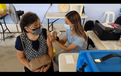 <p><strong>2ND BOOSTER SHOT</strong>. An elderly woman receives her second booster jab against Covid-19 in Samal, Bataan on Friday (May 20, 2022). Aside from senior citizens, the inoculation site also vaccinates children and teenagers aged five to 17 years old, and adults 18 years old and above for their first and second regular doses.<em> (Photo by Ernie Esconde)</em></p>