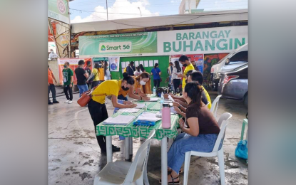 <p><strong>FOURTH BATCH.</strong> Davao City's Public Employment Service Office organized its fourth job fair in Barangay Buhangin on Friday (May 20, 2022). The event attracted some 300 jobseekers who filed their applications to at least nine employers.<em> (PNA file photo)</em></p>