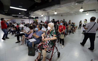 <p><strong>BOOSTER SHOTS.</strong> Immunocompromised individuals, senior citizens, and medical workers receive second booster shots at V-Mall Greenhills in San Juan City on Friday (May 20, 2022). Experts recommend availing of booster doses as the efficacy of previous shots wanes over time. <em>(PNA photo by Joey O. Razon)</em></p>