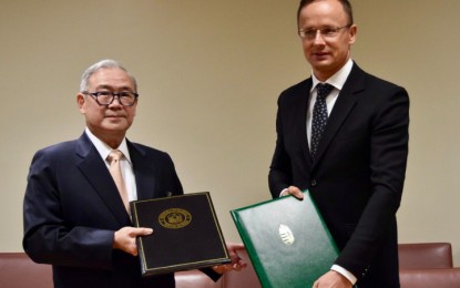 <p><strong>MOU ON VET</strong>. Foreign Affairs Secretary Teodoro Locsin Jr. (left) and Hungary Foreign Minister Péter Szijjártó on the sidelines of the 2022 International Migration Review Forum (IMRF) in New York on May 20, 2022. The two ministers signed an MOU on vocational education and training (VET). <em>(Photo courtesy of the Philippine Permanent Mission to the United Nations)</em></p>
