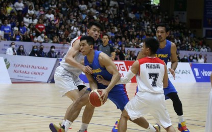 <p><strong>HEARTBREAKING LOSS</strong>. Thirdy Ravena tries to elude Indonesia’s swarming defense as the Gilas Pilipinas failed to defend its gold medal after a heart-breaking 81-85 loss to gritty Indonesian squad at the close of the 31st SEA Games in Hanoi, Vietnam on Sunday (May 22, 2022). The Gilas women’s team also suffered a 93-96 setback at the hands of the upstart Malaysian team but still took the gold via the winner-over-the-other rule. <em>(Photo courtesy of Team Philippines)</em></p>