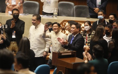 <p>House Speaker Ferdinand Martin Romualdez (left) and Senate President Juan Miguel Zubiri flank President Ferdinand R. Marcos Jr.<em> (PNA photo by Avito C. Dalan)</em></p>